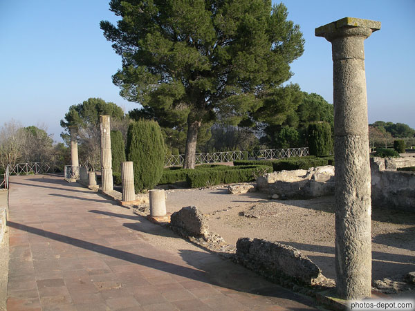 photo de maisons romaines avec colonnes