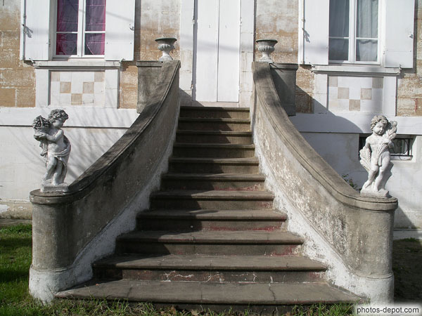 photo de élégant escalier bordé de statues d' enfants