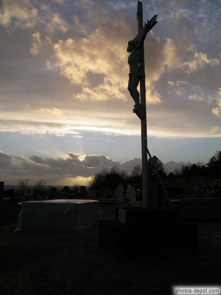 photo de Christ en Croix sur ciel couchant