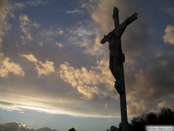 photo de Christ en croix sur soleil couchant