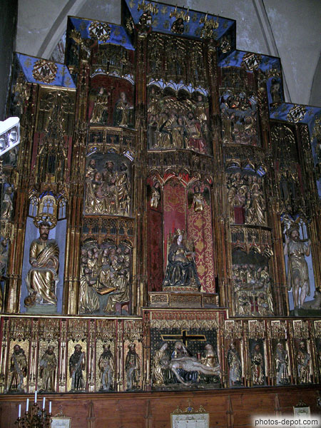 photo d'autel de bois doré richement décoré