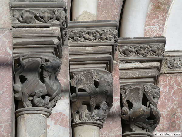 photo de chapiteaux sculptés dragons et griffons