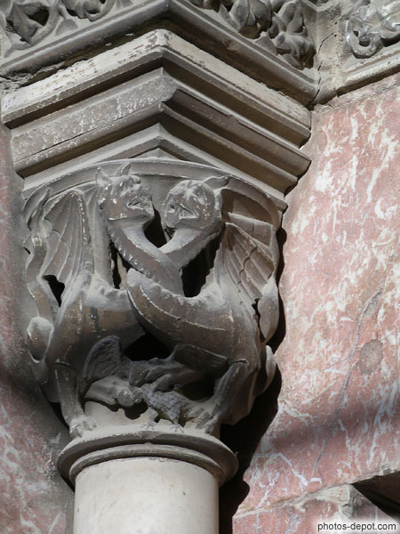 photo de dragons enlacés sur chapiteaux de colonnes