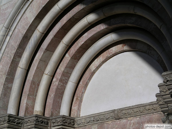 photo de Voussure du portail roman en marbre taillé comme des défenses...