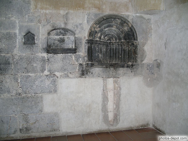 photo de niches dans le mur de la chapelle haute