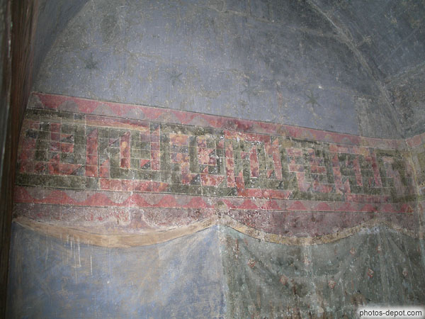 photo de Surprenantes Caligraphies arabes dans une chapelle romane