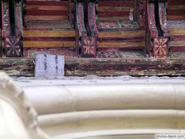 photo de détail peintures de la charpente de la chambre royale primituve