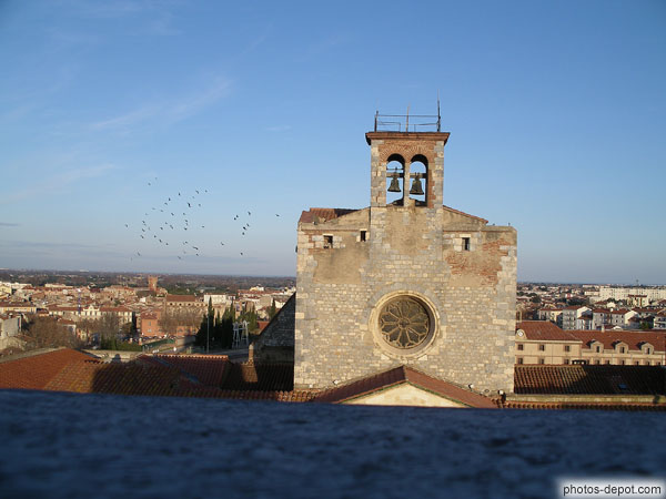 photo de clocher de la forteresse dominant la ville