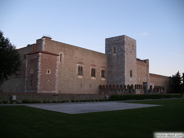 photo de Le Palais des Rois de Majorque est un palais-forteresse de style gothique. fortifié par Vauban au XVIIe