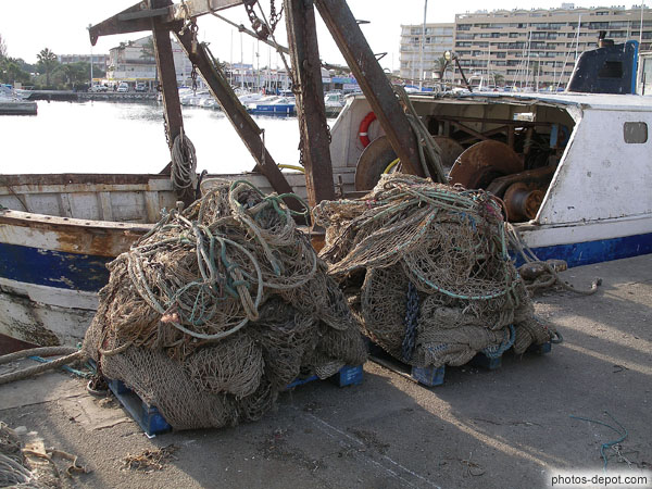 photo d'amas de filets devant le chalut