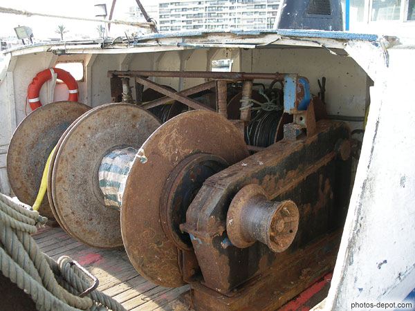 photo d'engrenages du chalutier pour tracter les filets