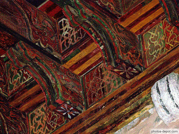 photo de detail décors peints sur la charpente de la chambre royale
