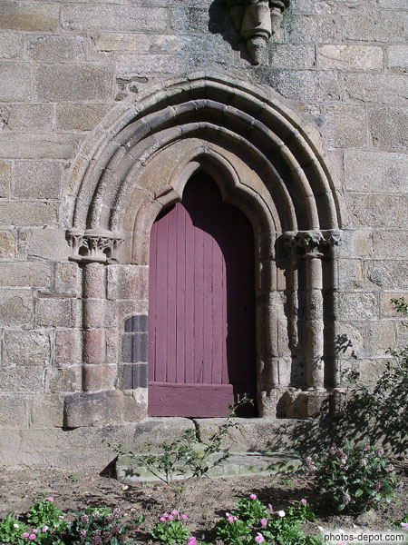 photo de portail d'entrée de la tour de l'abbatiale
