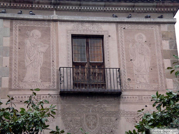photo de facade ouvragée présentant St Pacianus et St Olegarius