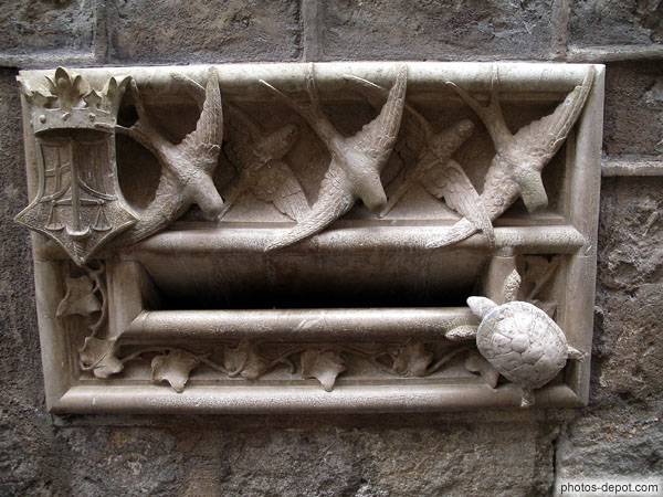 photo de boite aux lettres de pierre sculptée aux hirondelles et tortue, quartier gothique