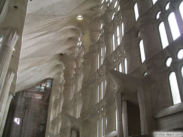 photo d'architecture surprenante des murs aux vitraux