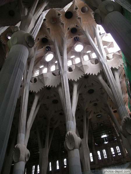 Voute supérieure recouverte de mosaïques dorées