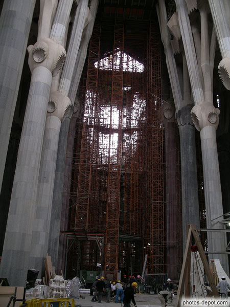 photo de échafaudages dans la cathédrale en constante construction