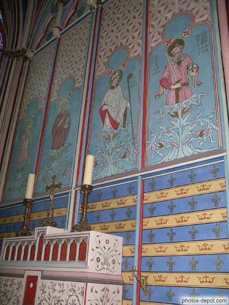 photo d'autel chapelle aux murs peints