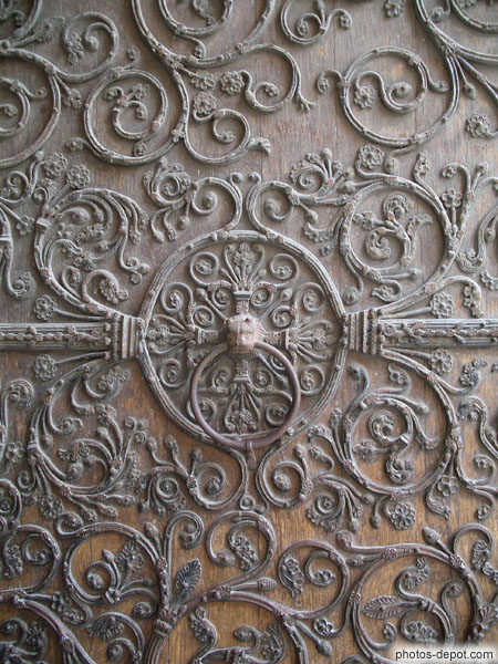 photo de fer forgé décorant la porte du portail