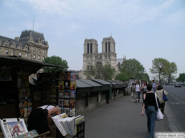 photo de Cathédrale derrière les bouquinistes