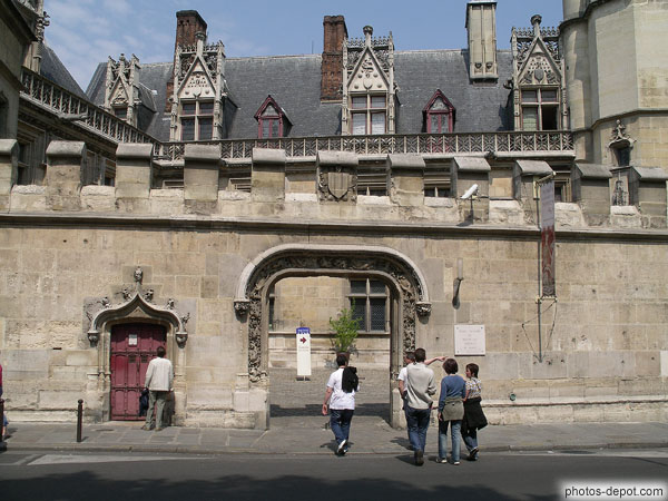 photo d'entrée du palais des abbés de Cluny