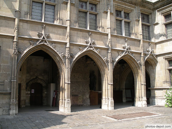 photo de cour intérieure du palais des abbés de Cluny