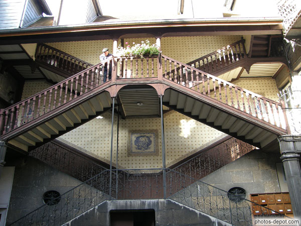 photo de Bel escalier de bois dans cour intérieure