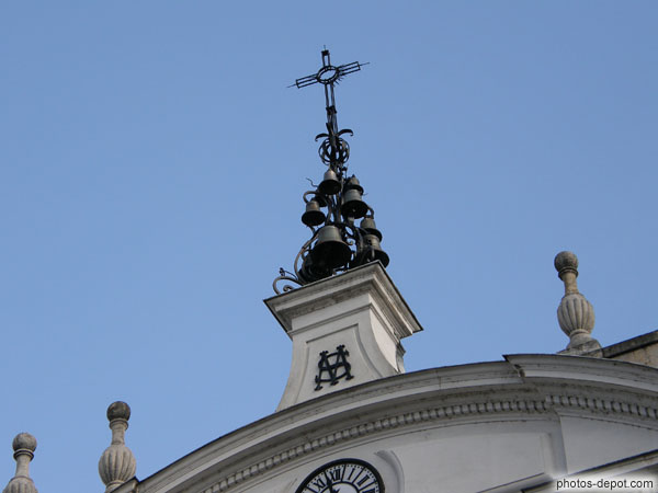photo de cloches et croix surmontant l'église dédiée à Marie