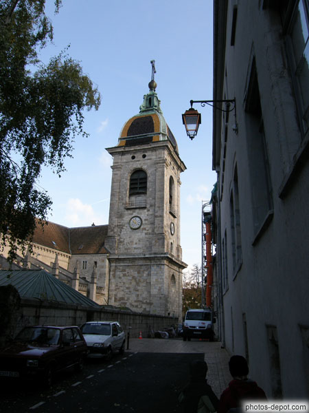 photo de clocher de la cathédrale St Jean abritant la rare horloge astronomique