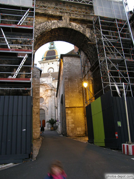 photo de Porte noire et cathédrale St Jean