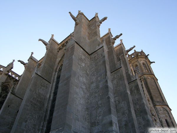 photo de contreforts et gargouilles