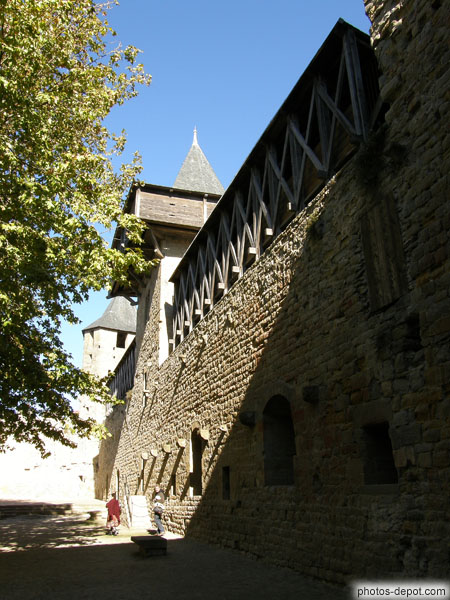 photo de murs du chateau depuis la cour d'honneur