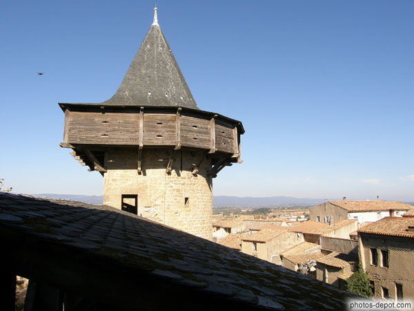 photo d'hourds et toit du donjon dominant la ville médiévale