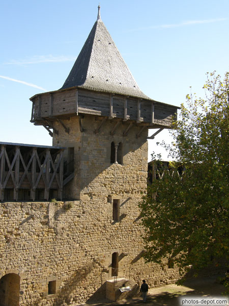 photo de tour dotée de hourds de bois