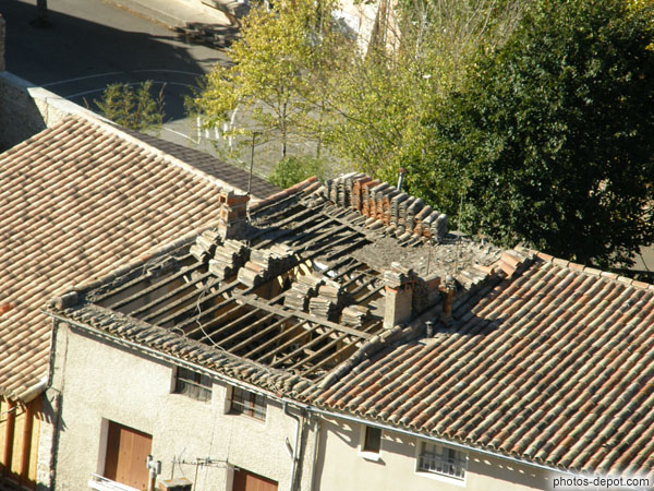 photo de refection du toit, vieilles tuiles romaines