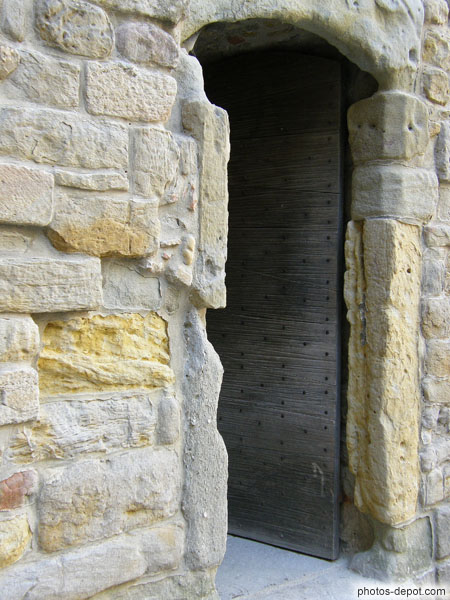 photo de tour de porte en pierres érodées