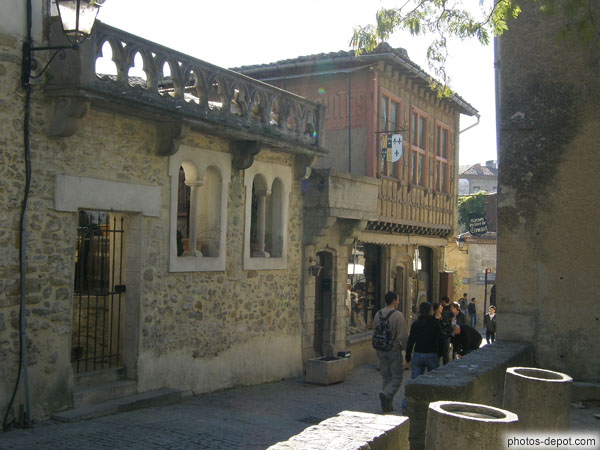 photo de fenêtres à colonnes, balcons de bois sculpté, maisons à pans de bois dans la vieille ville