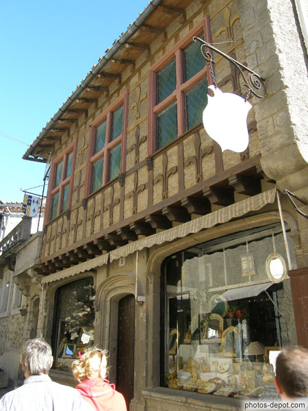photo de maison à colombages abritant un magasin d'antiquités