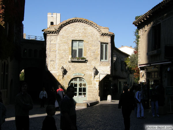 Chez Saskia, curieuse maison à toit en demi-cercle. France, Languedoc Roussillon, Carcassonne, Photo 2007