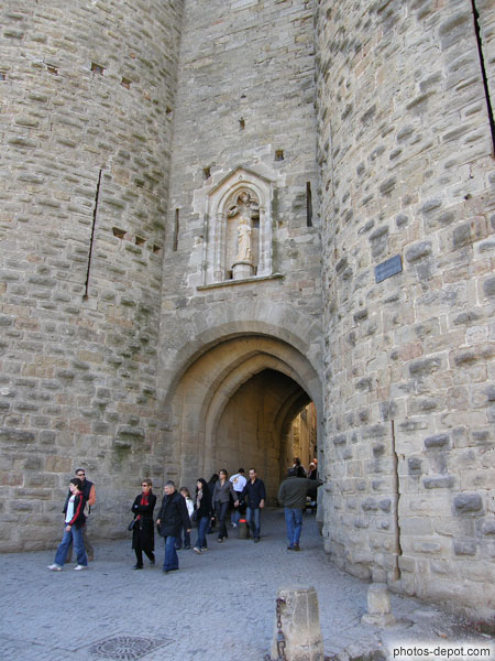 photo de doubles tours jumelles reliées par un châtelet à double herse formant la porte Narbonnaise