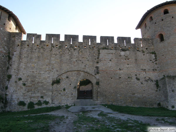 photo de muraille en partie romaine et médiévale