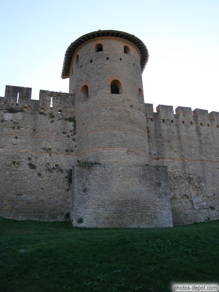 Tour du Bas Empire, avancée en demi-cercle et partie inférieure pleine. Parement en petit appareil interrompu par des chaînages de briques, fenêtres étage en plein cintre souligné de claveaux de briques France, Languedoc Roussillon, Carcassonne, Photo IVe