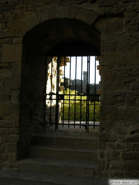 photo de cathédrale derrière la grille du chateau