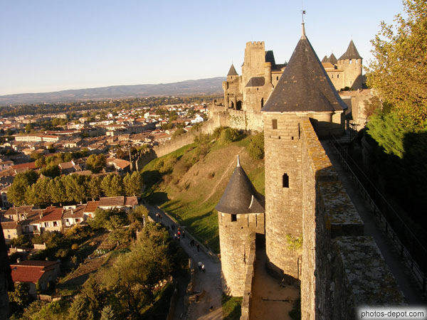 photo de Rampe de la porte d'Aude, Muraille des Visigoths et château Comtal dominant la campagne