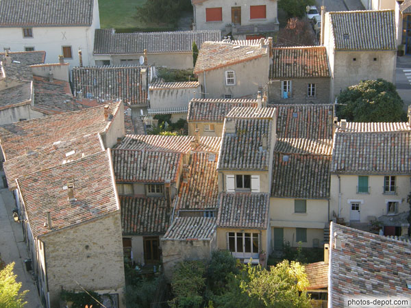 photo de toits de tuiles romanes des maisons à Carcassonne