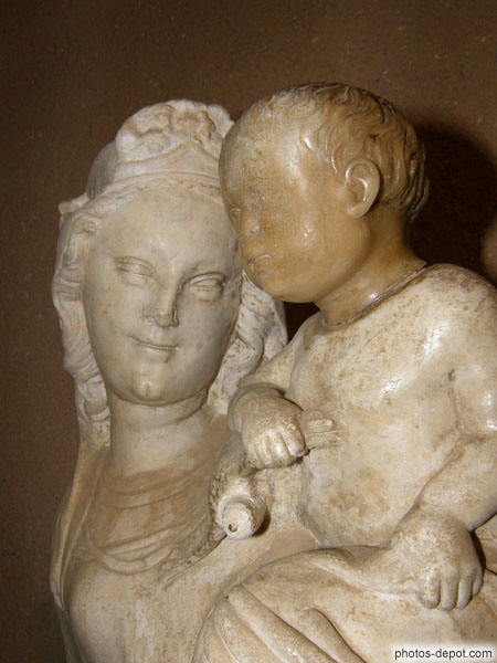 photo de Détail Vierge au sourire et enfant Jésus tenant une colombe, le St Esprit,  Sienne, Italie, musée lapidaire