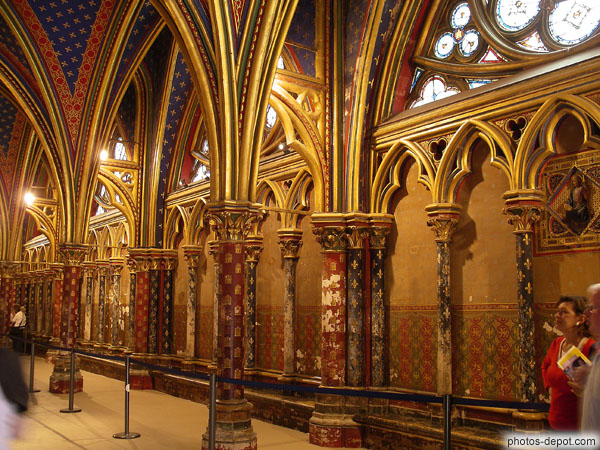 photo de piliers peints de la chapelle basse supportant tout le poids de l'édifice