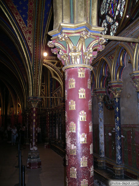 photo de colonne ornée de chateaux dorés à 3 tours, chapelle basse