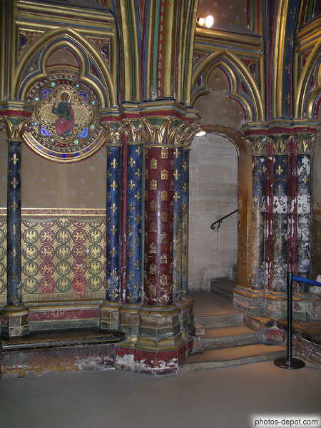 photo d'escalier menant à la chapelle haute, inexistant à l'origine les 2 chapelles ne communiquaient pas